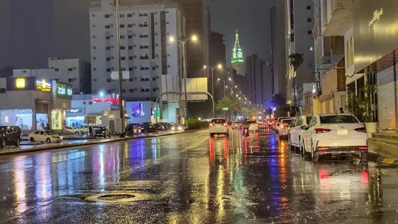 الأمطار تزين شوارع مكة .. صور