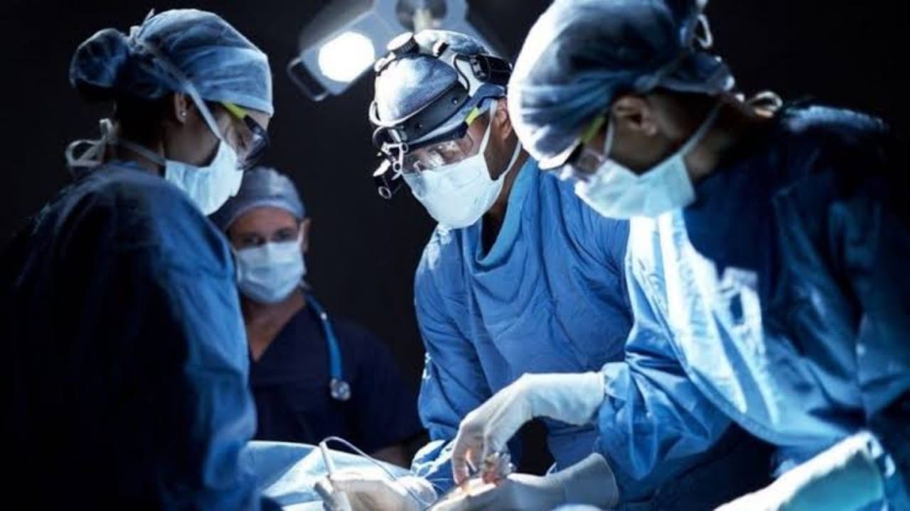 5 ساعات جراحية تنقذ طفلًا من فقدان بصره في جدة