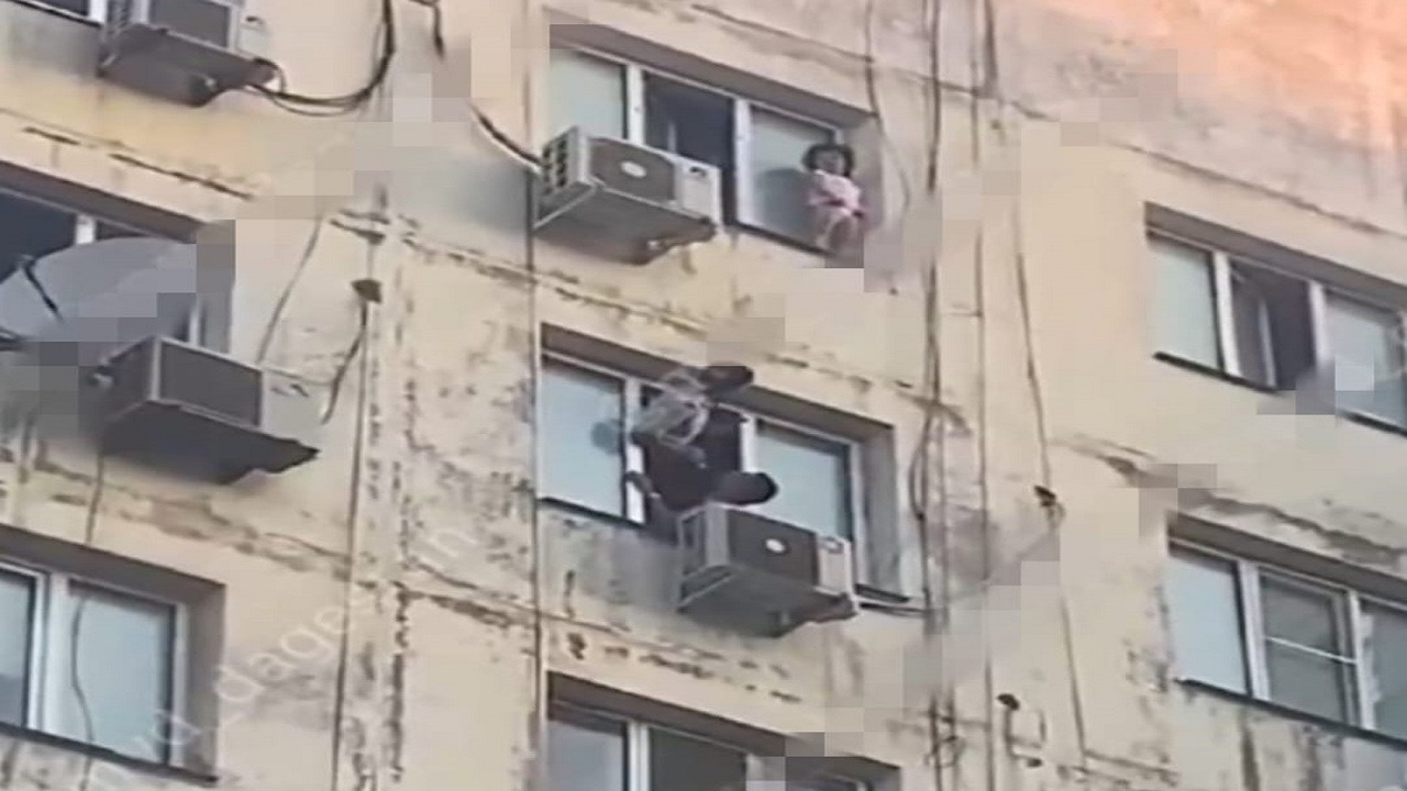 لحظة إنقاذ طفلة بعد وقوفها على حافة النافذة بالطابق التاسع في داغستان .. فيديو