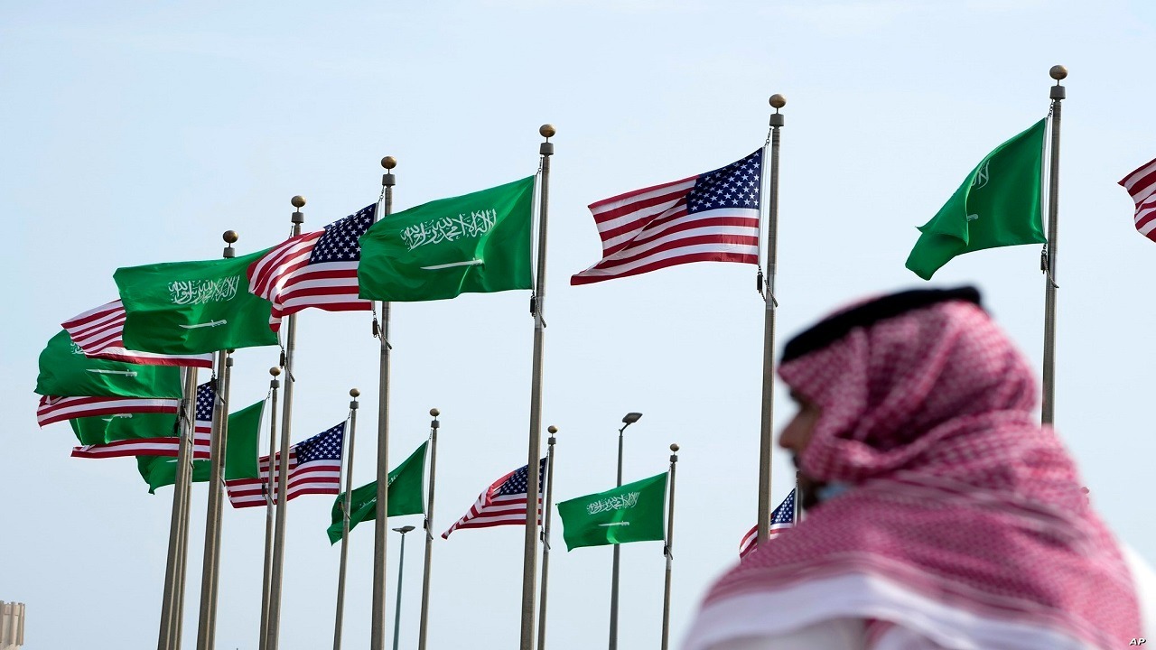 خبير اقتصادي: السعودية أثبتت لأمريكا كيف يمكنها أن تنهي قصة الدولار