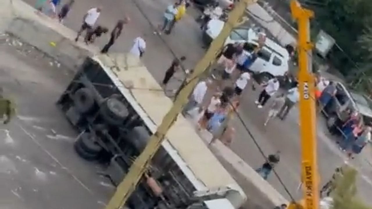 إنقلاب شاحنة تابعة لحزب الله الإرهابي في لبنان .. فيديو