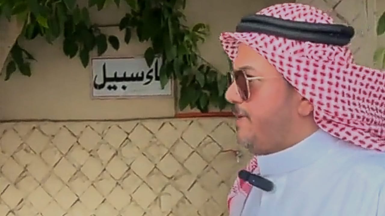 مواطنة تقدم الضيافة أمام منزلها منذ 15 عام بحائل .. فيديو