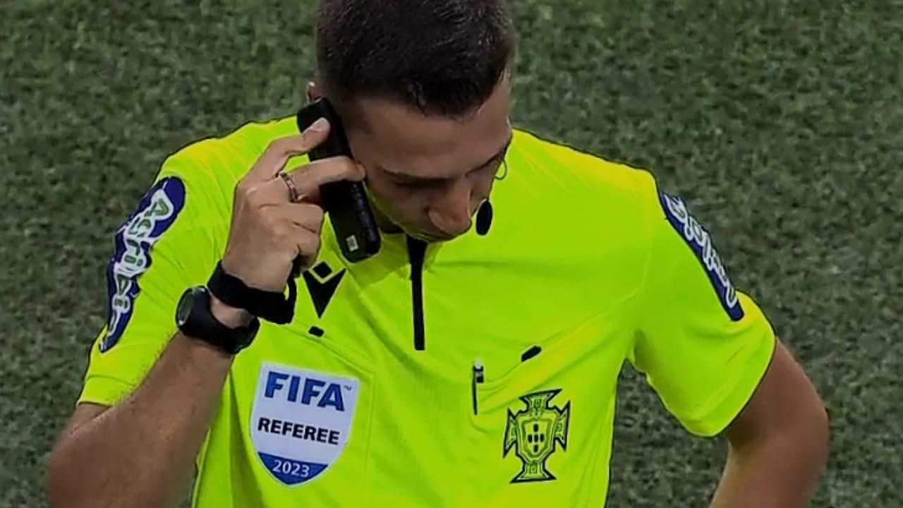 حكم مباراة في البرتغال يستخدم الهاتف المحمول للتواصل مع حكم الـ VAR .. فيديو