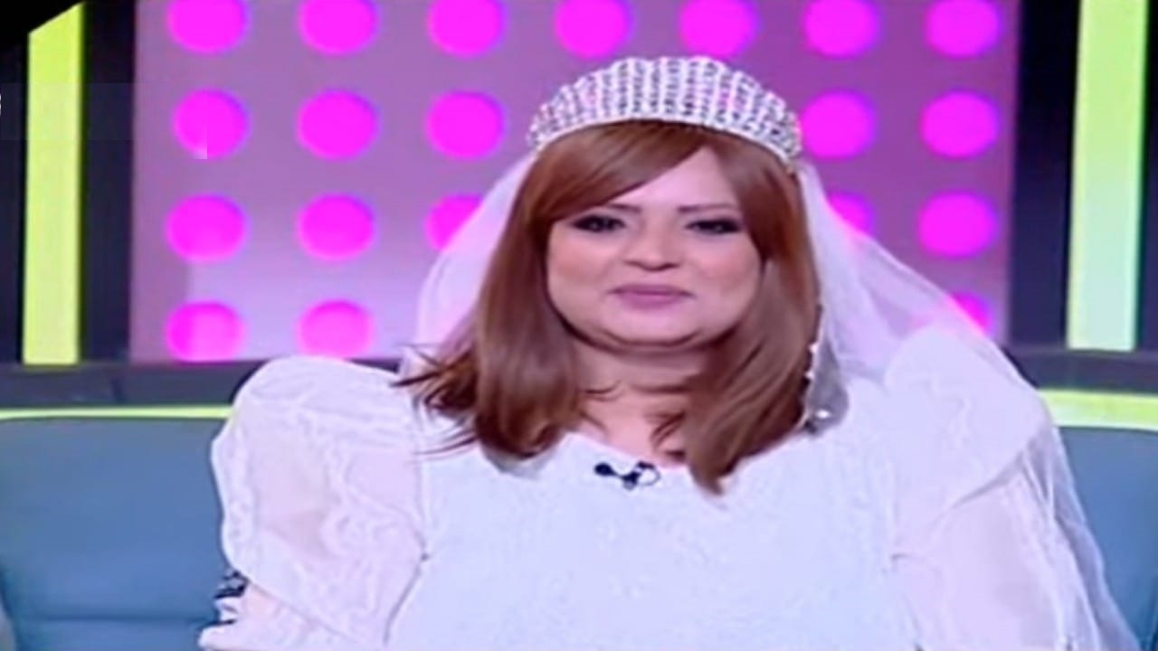 مذيعة مصرية تظهر بفستان زفاف وتطلب عريساً .. فيديو