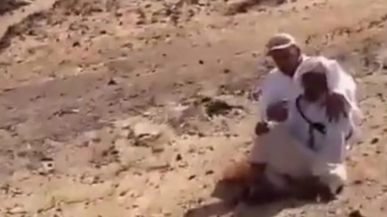 مشهد مؤثر يوثق لحظة العثور على مسن فُقد لساعات في الصحراء .. فيديو