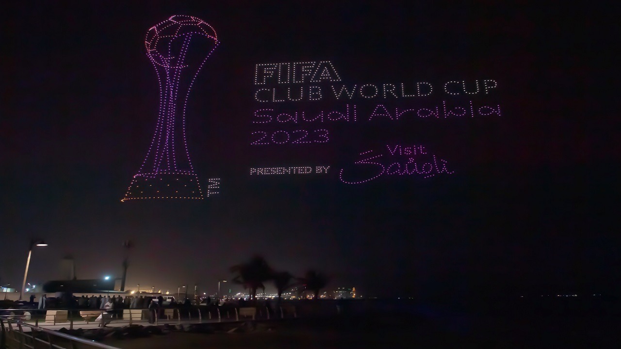 شعار كأس العالم للأندية 2023 يزين كورنيش جدة .. صور
