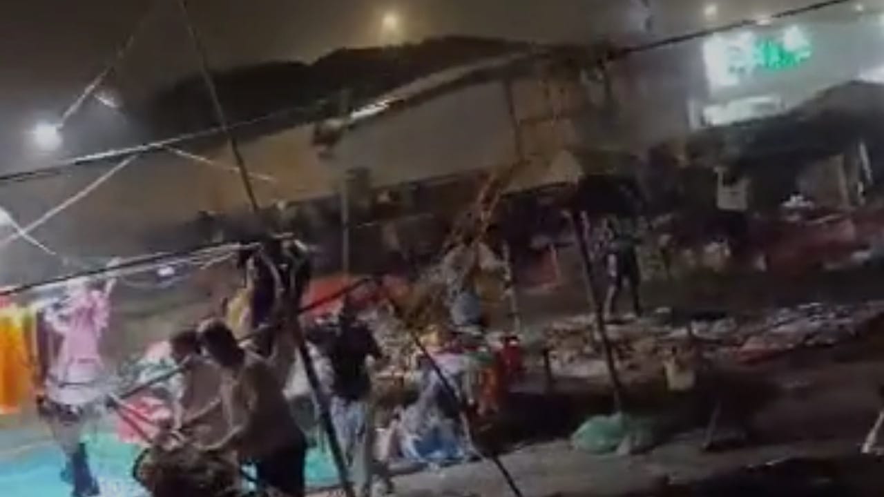 تضرر البسطات في السوق الشعبي في جازان بسبب الرياح .. فيديو