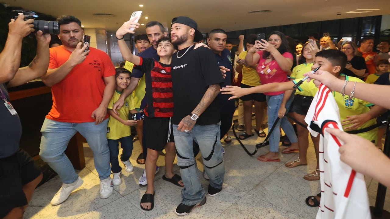 استقبال جماهيري حافل لـ نيمار بعد وصوله لمعسكر البرازيل.. فيديو وصور