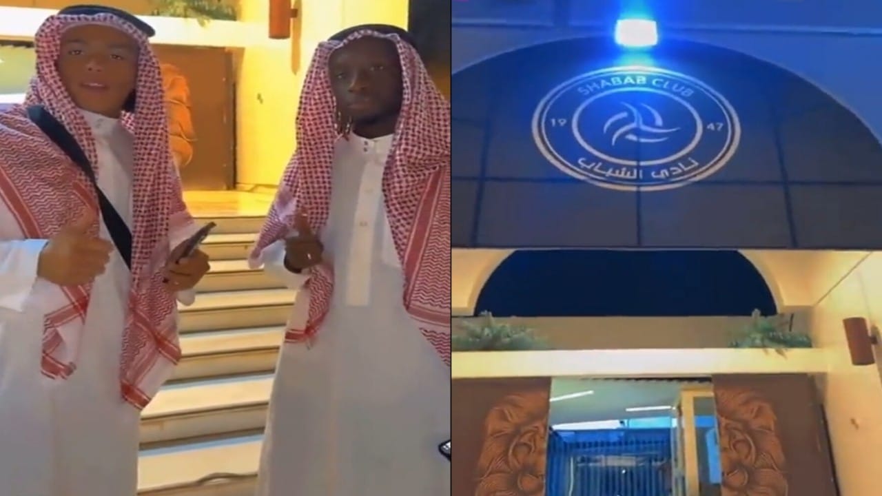 وفد فرنسي يرتدي الزي السعودي ويلتقط صور تذكارية بجانب مقر نادي الشباب .. فيديو