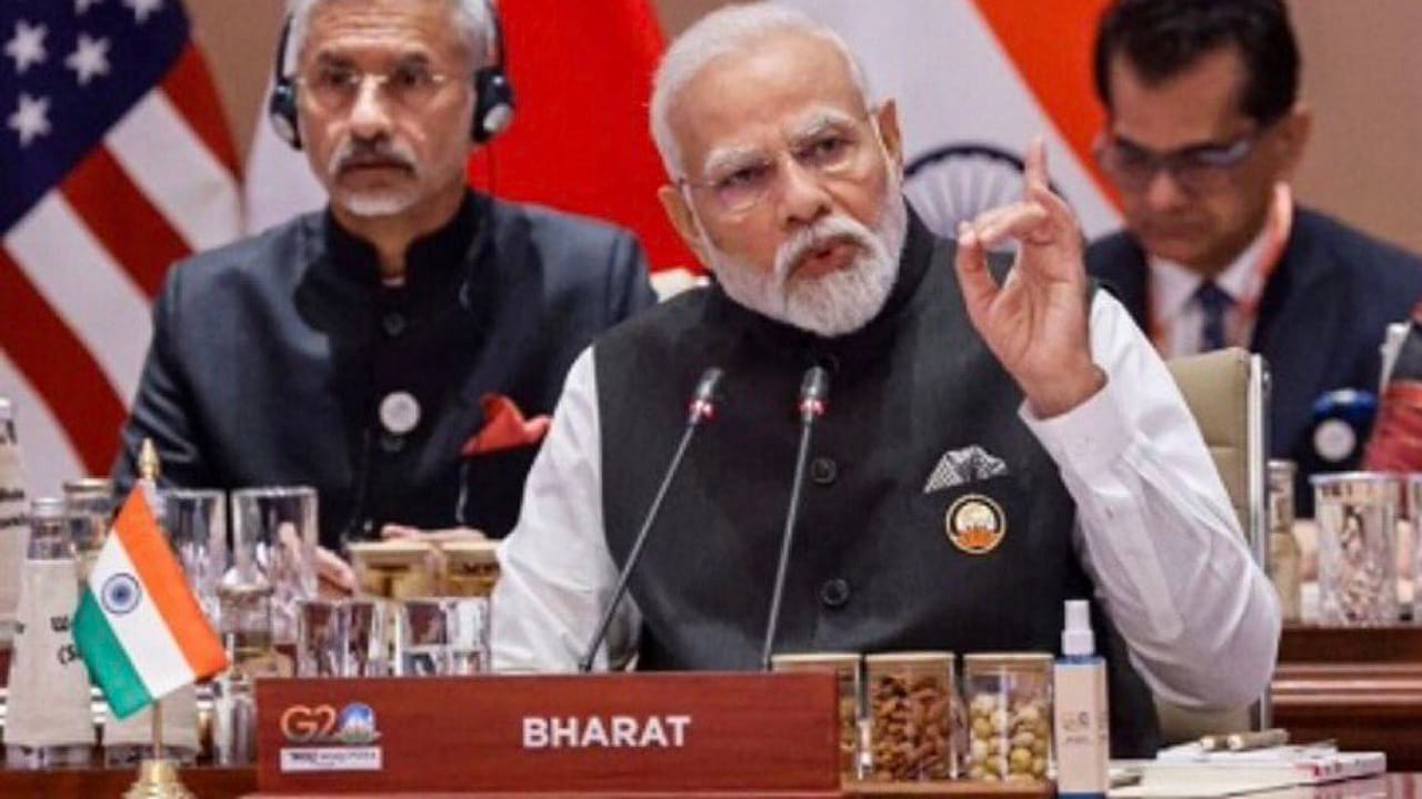 رئيس وزراء الهند يظهر في قمة العشرين وأمامه لافتة مكتوب عليها بهارات