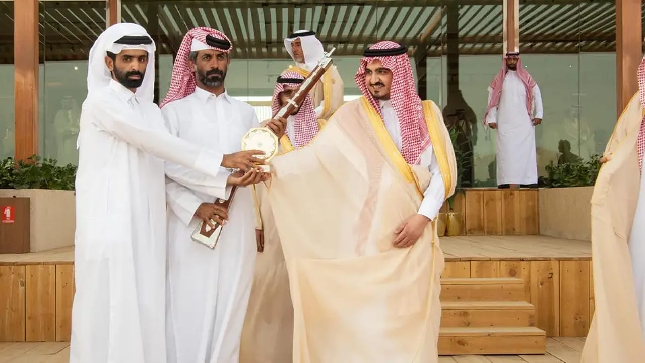 نائب أمير مكة المكرمة يتوج الفائزين في الأشواط الختامية لمهرجان ولي العهد للهجن