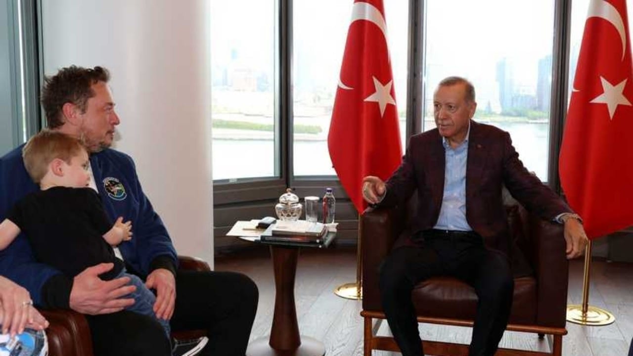 إيلون ماسك يلتقي أردوغان وهو يحمل ابنه إكس .. فيديو