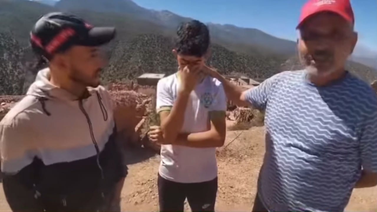 نادي الرجاء المغربي يحقق أمنية طفل فقد عائلته في الزلزال .. فيديو