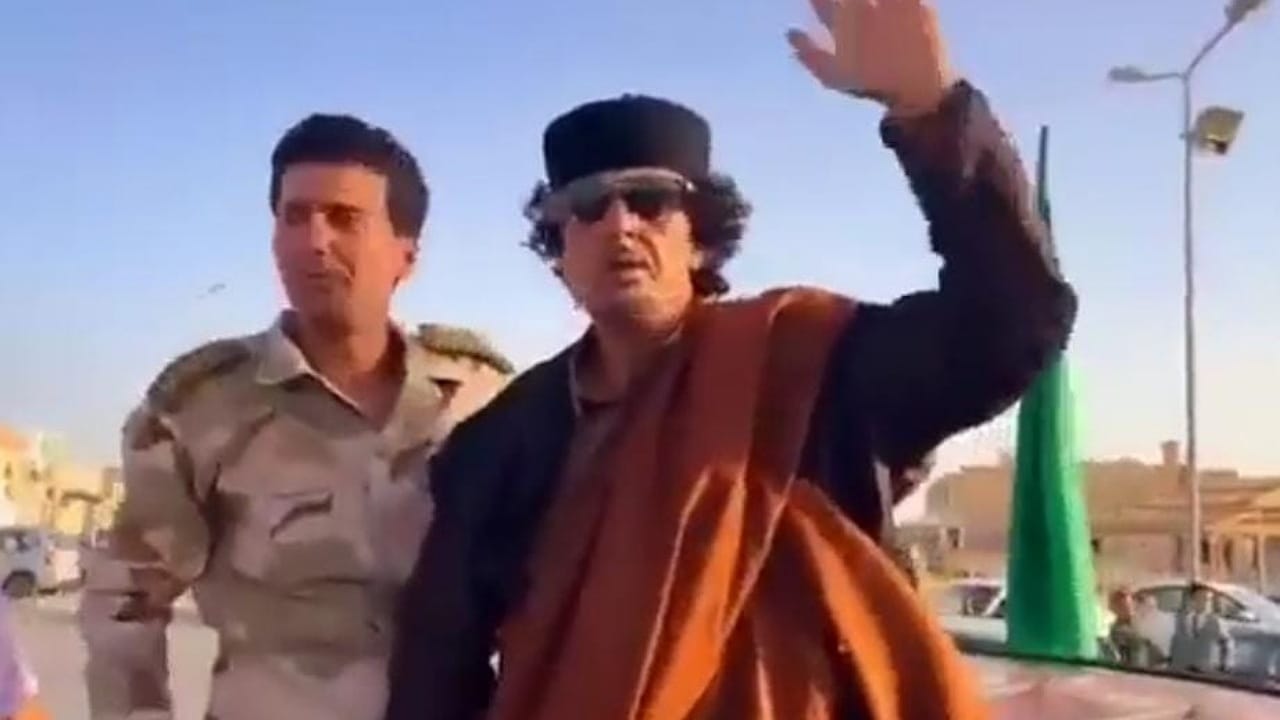 شبيه القذافي يتجول في شوارع ليبيا .. فيديو