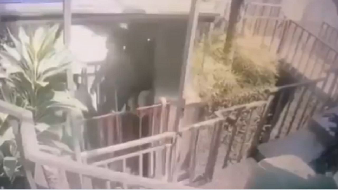 لحظة سقوط مصعد يحمل 5 أشخاص من علو مرتفع.. فيديو