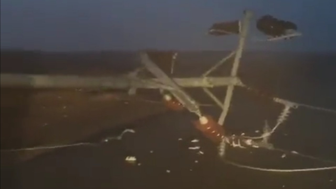 سقوط عمود كهرباء على الطريق جنوب المدينة المنورة .. فيديو