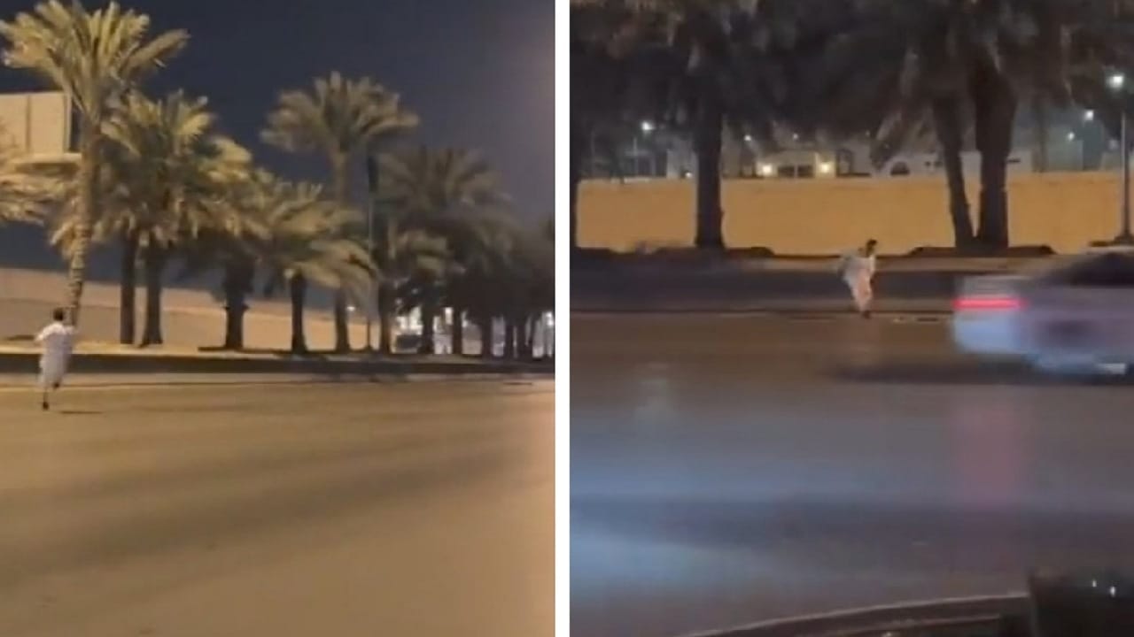 شاب يخاطر بحياته ليرفع العلم السعودي من وسط الطريق.. فيديو