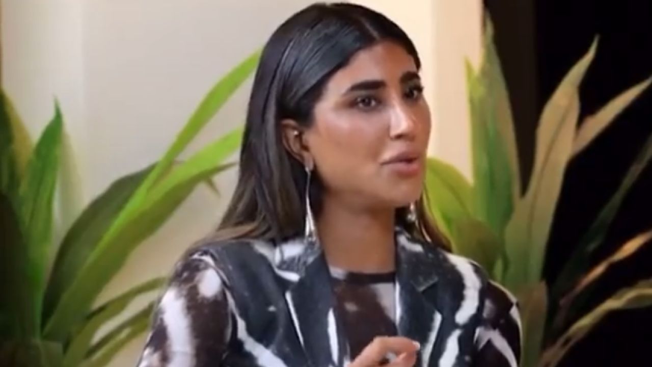 فنانة لبنانية تكشف عن تعرضها للتحرش من 3 أشخاص مقربين من والديها .. فيديو