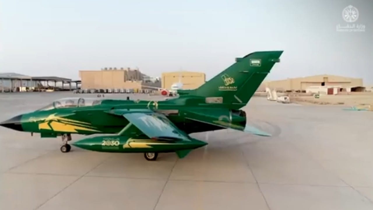 القوات الجوية الملكية تصبغ طائراتها الحربية باللون الأخضر استعدادًا لليوم الوطني .. فيديو