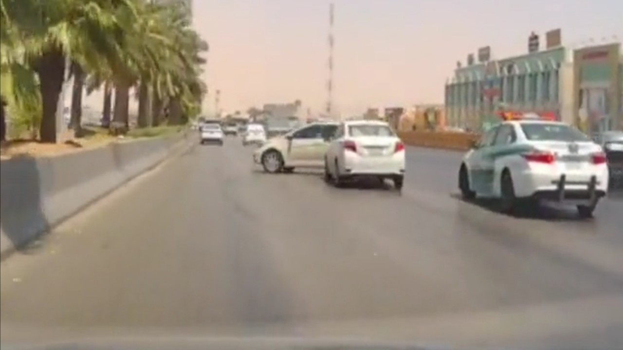 متهور يتسبب في حادث على دائري الرياض .. فيديو
