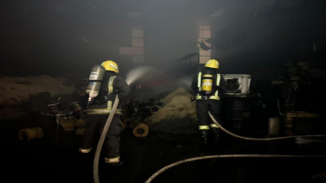 اندلاع حريق في مصنع بالصناعية الثانية بالرياض .. صور