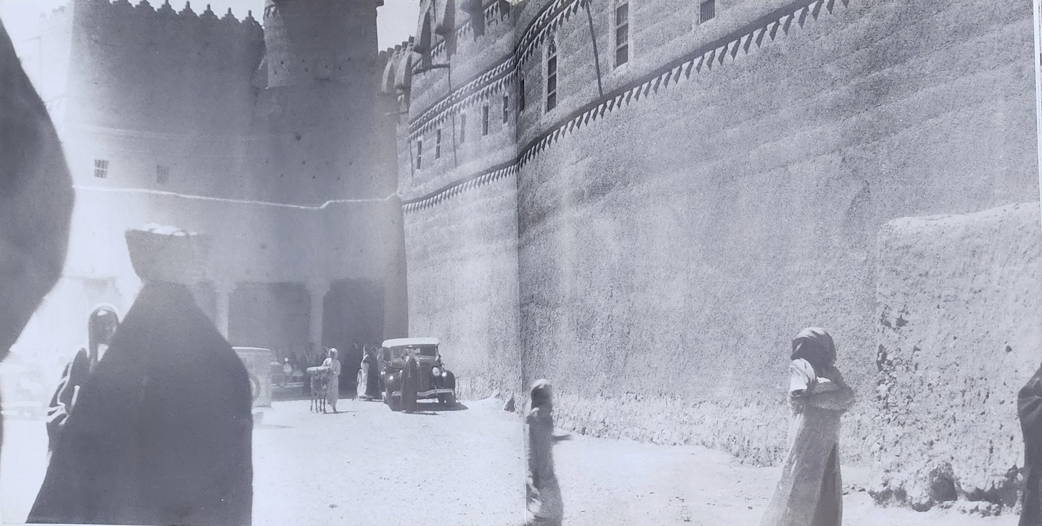 صورة قديمة مميزة للبوابة الشرقية لقصر الحكم
