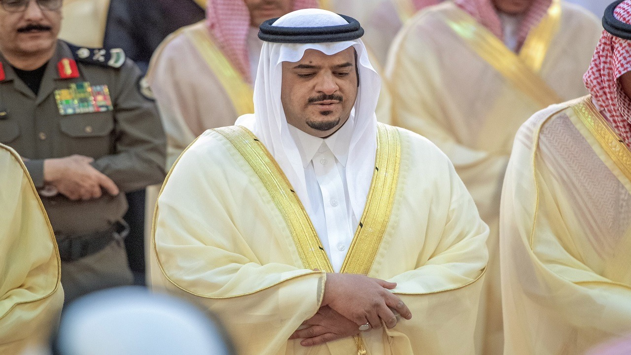 نائب أمير الرياض يؤدي صلاة الميت على الأمير خالد بن محمد .. صور