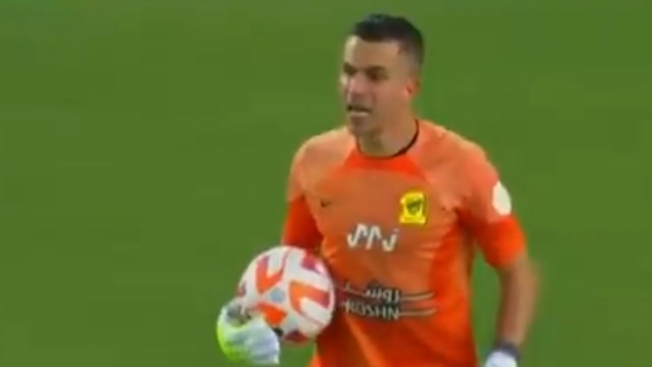 ميتروفيتش يحاول إلتقاط الكرة من يد غروهي .. فيديو
