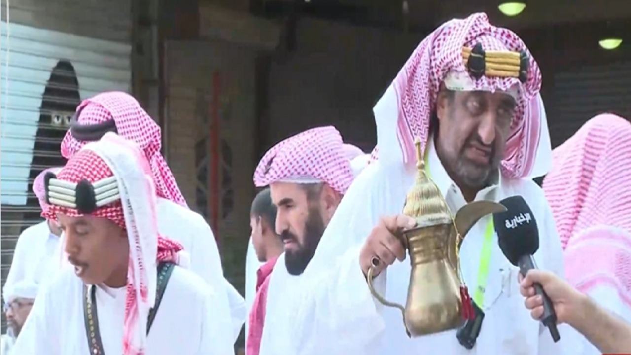 مواطن يرفض بيع “دلة” تعود لزمن الملك عبدالعزيز .. فيديو