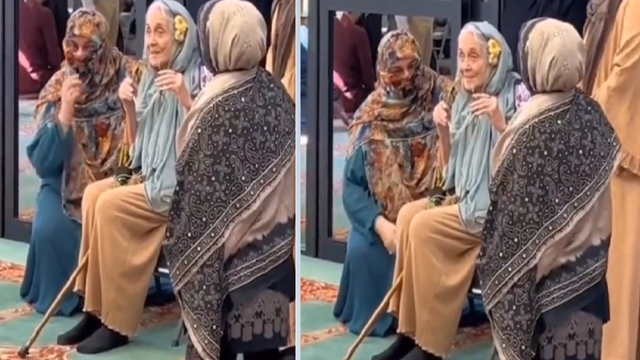 لحظة دخول سيدة مسنة الإسلام بعمر الـ 82 عاما..فيديو