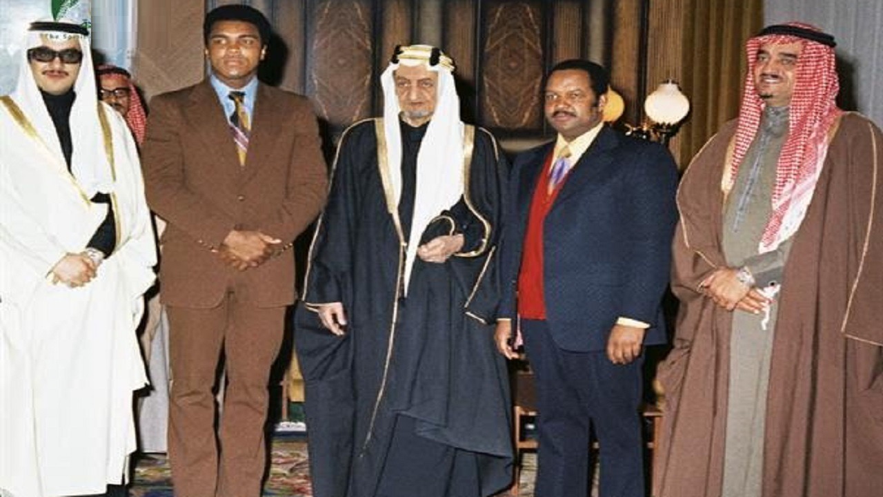 الملك فيصل والملك فهد مع محمد علي كلاي قبل 51 عاما .. صورة