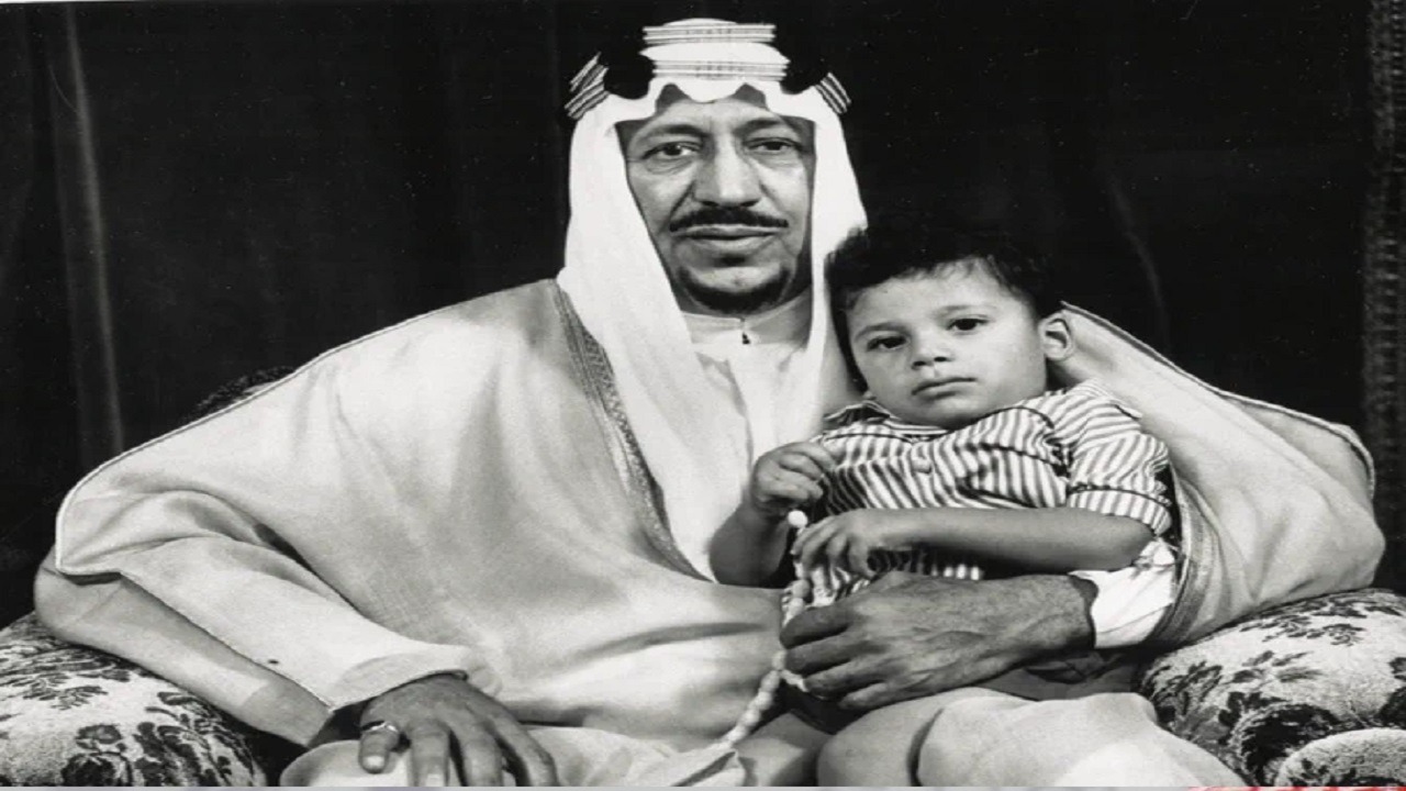 صورة قديمة للملك سعود مع نجله الأمير الوليد
