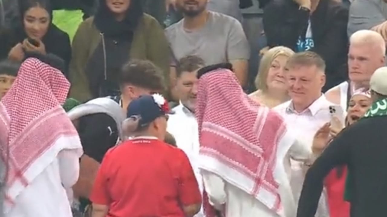 الزي السعودي يخطف الأنظار في ملعب سانت جيمس بارك .. فيديو