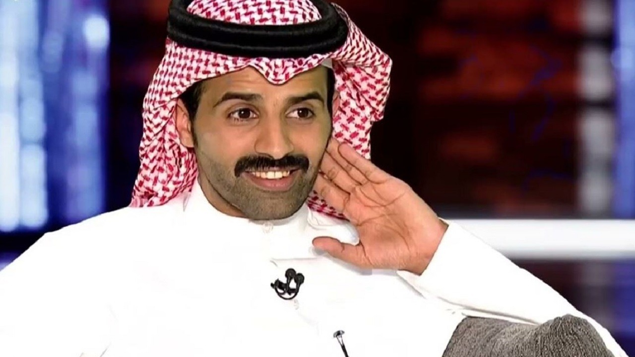 “سعود القحطاني” يسخر من فتيات بالتيك توك..فيديو