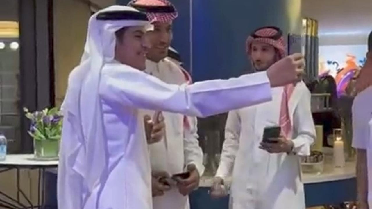 ازدحام جماهيري غفير حول مهاجم النصر السابق نايف هزازي .. فيديو