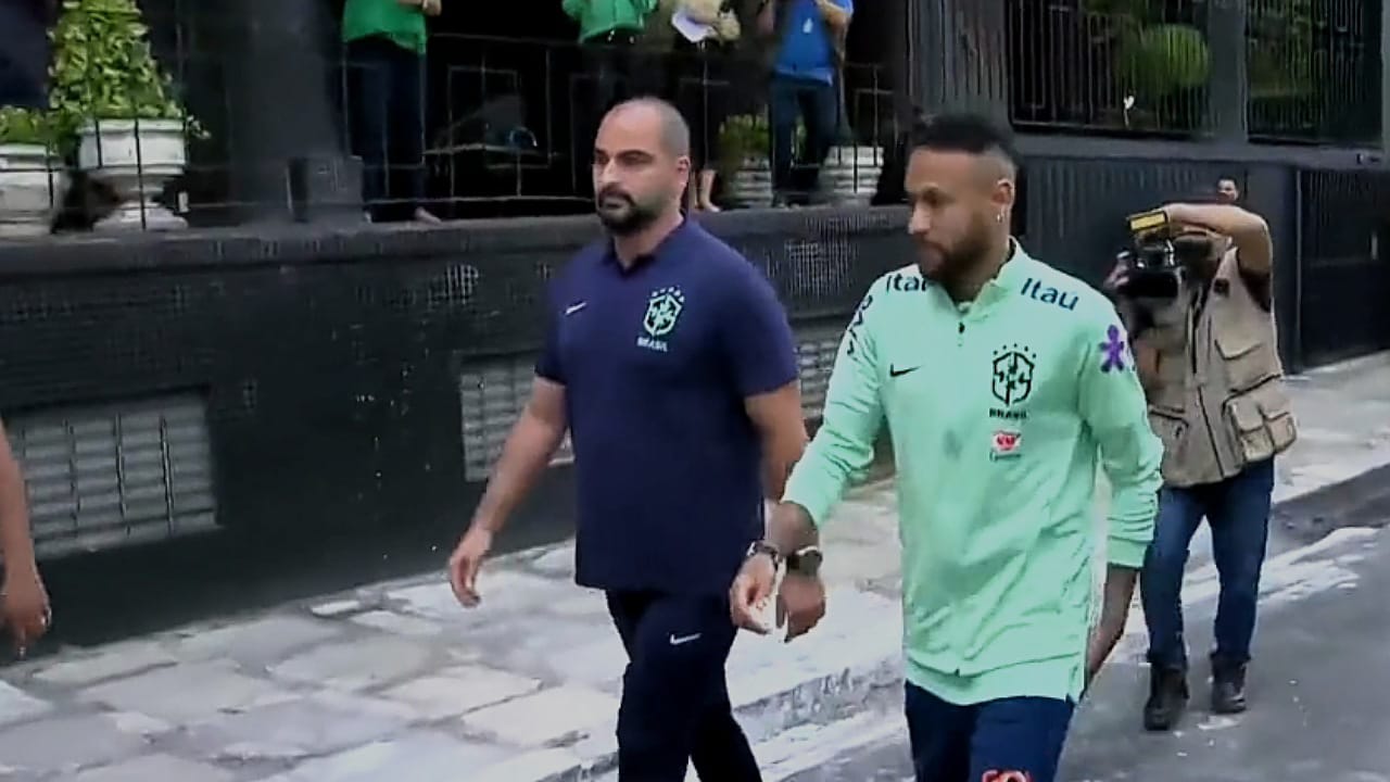 نيمار يُلقي التحية على الجماهير البرازيلية بعد الفوز على بوليفيا  ..  فيديو