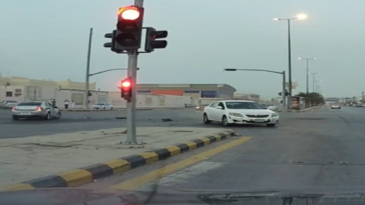 مُفحط يصدم سيارة ويهرب من موقع الحادث .. فيديو