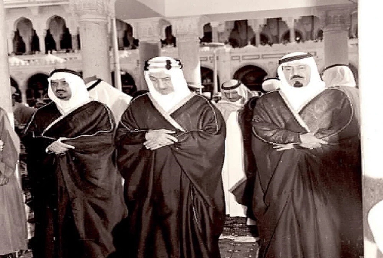 صورة نادرة تجمع الملك فيصل مع الملك عبدالله والأمير سلطان