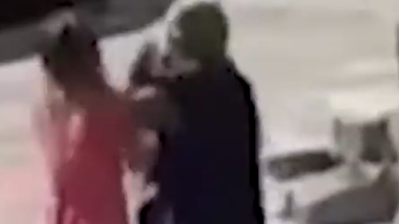 تركية تعتدي على المحجبات في أحد شوارع اسطنبول..فيديو