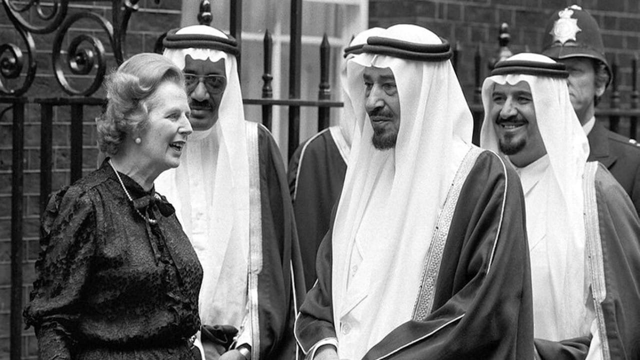 صورة نادرة للملك خالد وفي استقباله رئيسة الوزراء البريطانية أثناء زيارته للندن