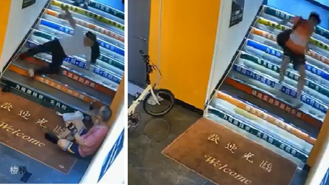 رجل يتسبب في سقوط رواد صالة رياضية من السلالم.. فيديو