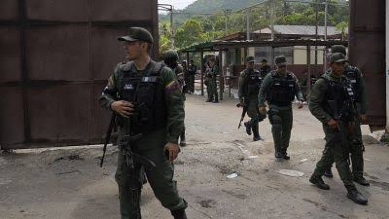 لحظة اقتحام أخطر السجون في فنزويلا ومصادرة الأسلحة..فيديو