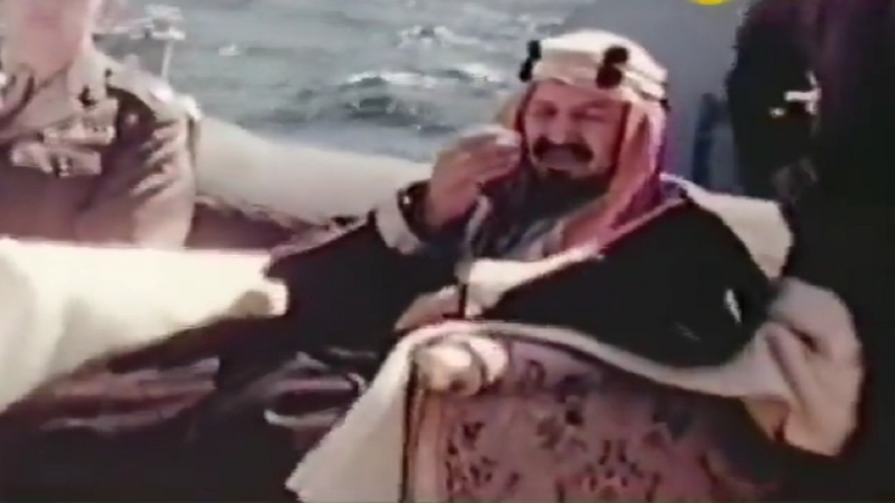مقطع نادر للملك عبدالعزيز آل سعود وسط البحر.. فيديو