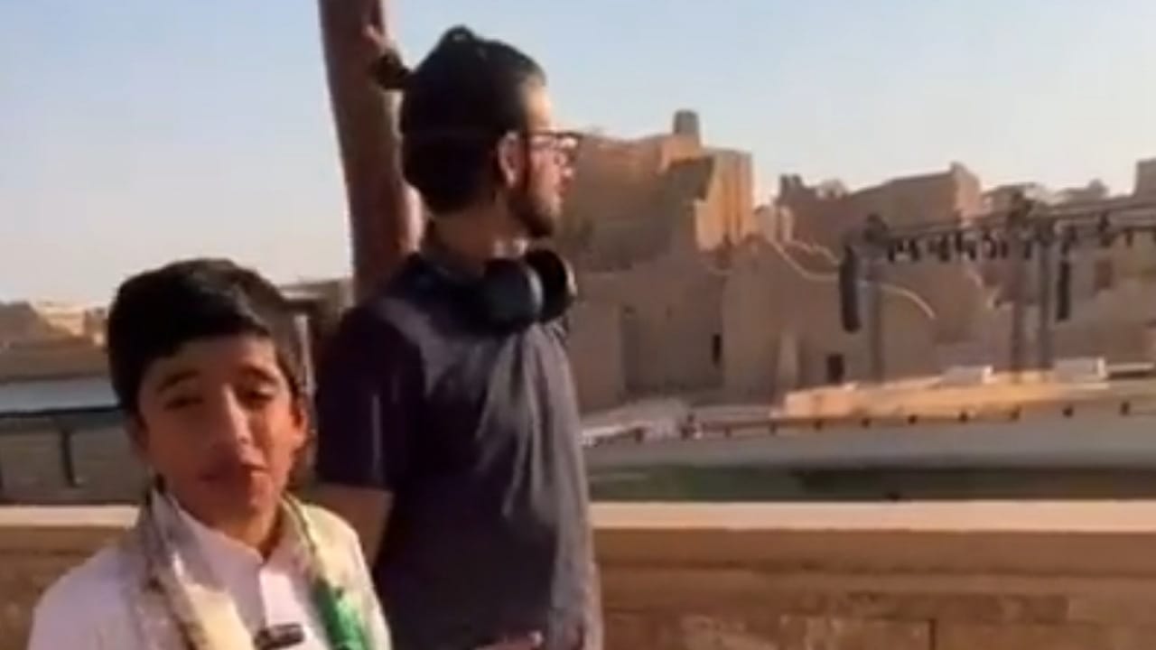 طفل سعودي يتحدث الإنجليزية بطلاقة مع سائح .. فيديو