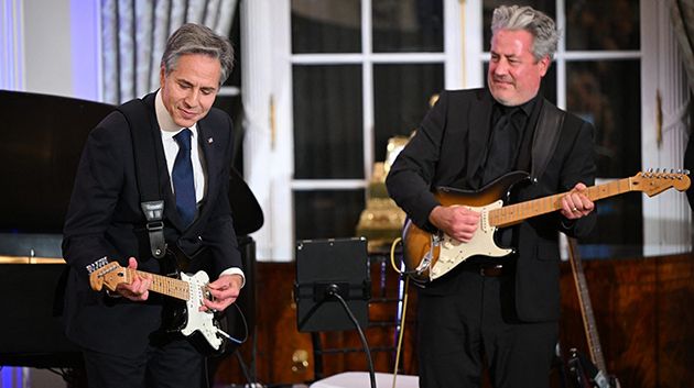 وزير الخارجية الأمريكي &#8220;بلينكن&#8221; يغني ويعزف على الغيتار..فيديو