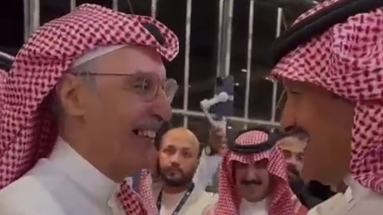 لحظة لقاء الأمير بدر بن عبدالمحسن والأمير سلطان بن سلمان في معرض الكتاب  ..  فيديو