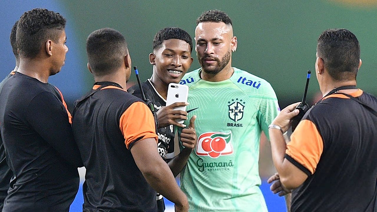 مشجع برازيلي يقتحم الملعب لالتقاط صورة تذكارية مع نيمار .. فيديو