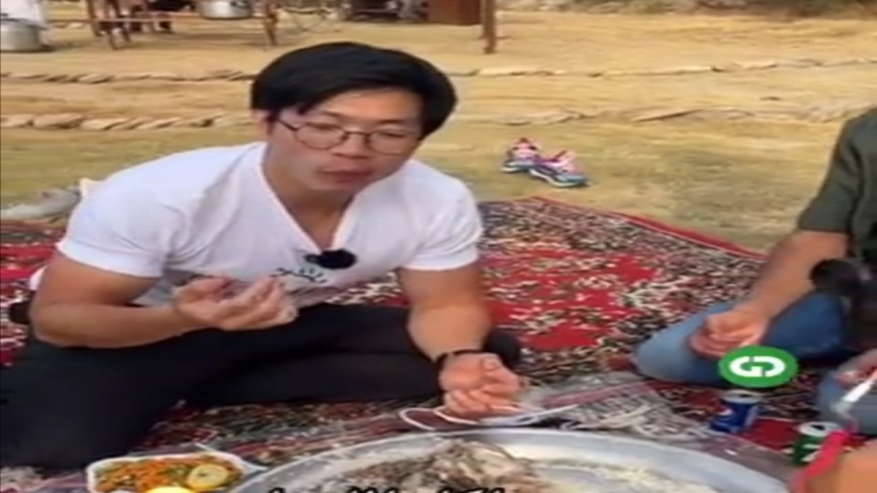 ردة فعل سياح يجربون أكل لسان الخروف في المملكة .. فيديو