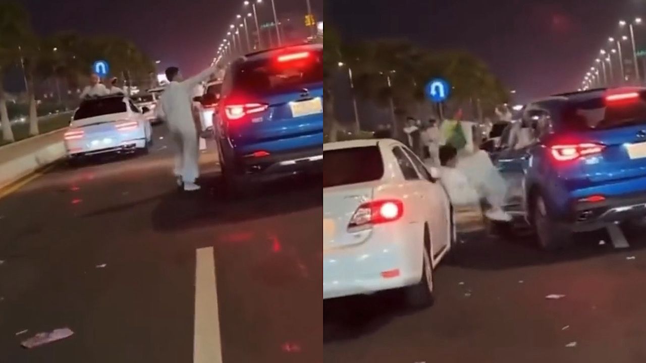 شاب يتعرض لحادث أليم أثناء سيره بين السيارات في اليوم الوطني .. فيديو