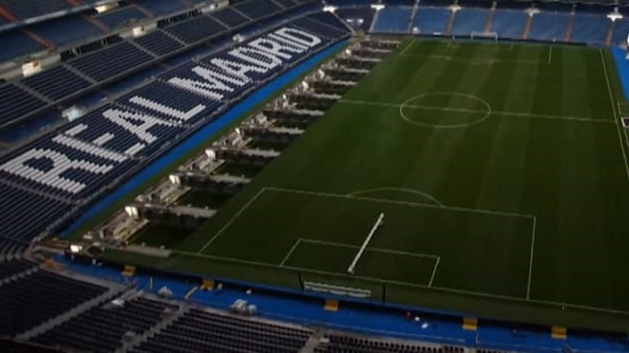 تقنية جديدة في ريال مدريد لطي وتخزين العشب بملعبه.. فيديو